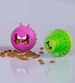 Mėlynas kamuoliukas su spygliais Rogz Fred 6.4cm