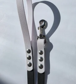 Pavadėlis dengtas pvc, juodas su balta rankena