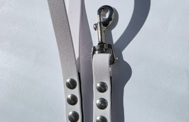 Pavadėlis dengtas pvc, juodas su balta rankena