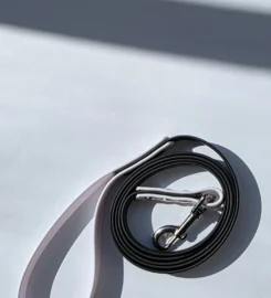 Pavadėlis dengtas pvc, juodas su balta rankena