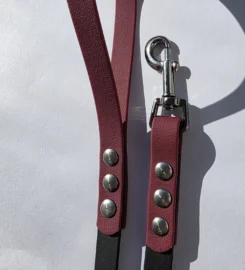 Pavadėlis dengtas pvc, juodas su bordo rankena