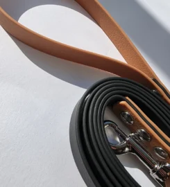 Pavadėlis dengtas pvc, juodas su ruda rankena