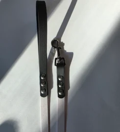 Pavadėlis dengtas pvc, baltas su juoda rankena