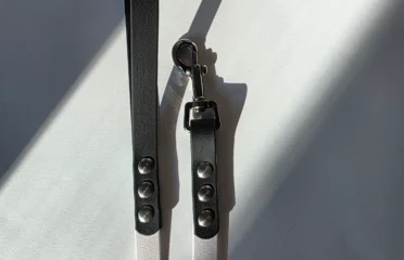 Pavadėlis dengtas pvc, baltas su juoda rankena