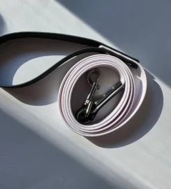 Pavadėlis dengtas pvc, baltas su juoda rankena