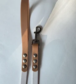 Pavadėlis dengtas pvc, baltas su ruda rankena