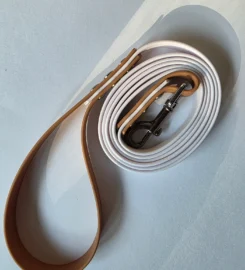 Pavadėlis dengtas pvc, baltas su ruda rankena