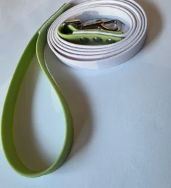 Pavadėlis dengtas pvc, baltas su žalia rankena