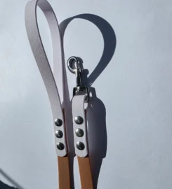 Pavadėlis dengtas pvc, rudas su balta rankena