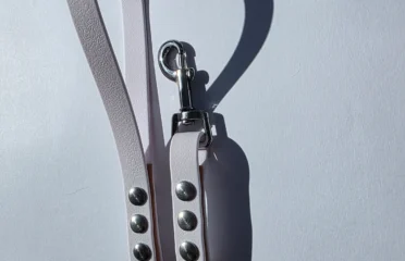 Pavadėlis dengtas pvc, rudas su balta rankena