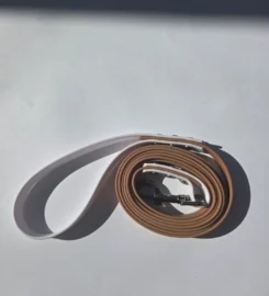 Pavadėlis dengtas pvc, rudas su balta rankena