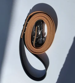 Pavadėlis dengtas pvc, rudas su juoda rankena