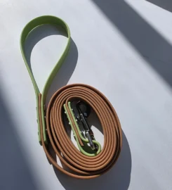 Pavadėlis dengtas pvc, rudas su žalia rankena