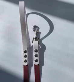 Pavadėlis dengtas pvc, bordo su balta rankena