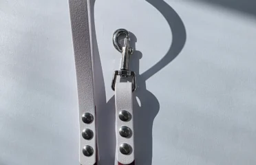 Pavadėlis dengtas pvc, bordo su balta rankena