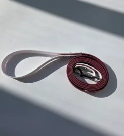 Pavadėlis dengtas pvc, bordo su balta rankena