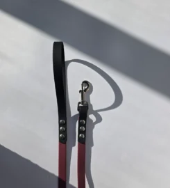 Pavadėlis dengtas pvc, bordo su juoda rankena