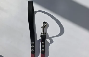 Pavadėlis dengtas pvc, bordo su juoda rankena