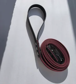 Pavadėlis dengtas pvc, bordo su juoda rankena