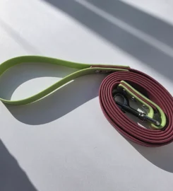 Pavadėlis dengtas pvc, bordo su žalia rankena