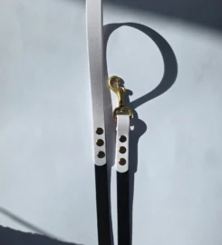 Pavadėlis dengtas pvc, juodas su balta rankena