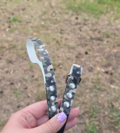 Pavadėlis dengtas pvc, juodas su kamufliažo spaudos biotano rankenomis