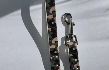 Pavadėlis dengtas pvc, juodas su kamufliažo spaudos biotano rankenomis