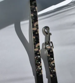 Pavadėlis dengtas pvc, juodas su kamufliažo spaudos biotano rankenomis