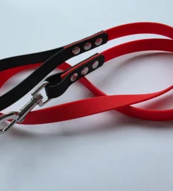 Pavadėlis dengtas pvc, raudonas su juoda rankena