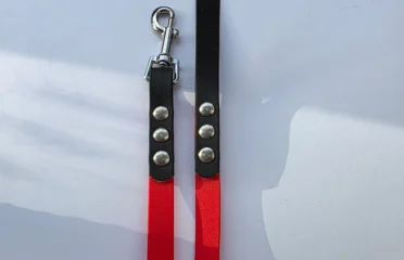 Pavadėlis dengtas pvc, raudonas su juoda rankena