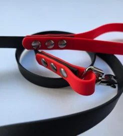 Pavadėlis dengtas pvc, juodas su raudona rankena